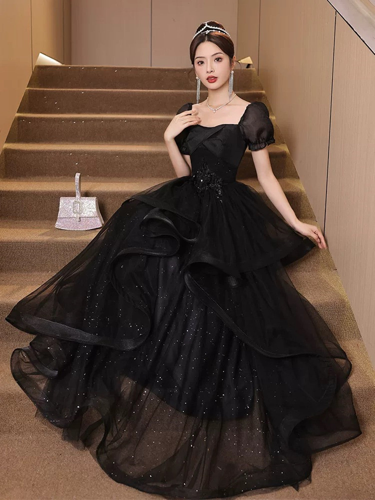 Vestido formal largo negro de tul con mangas cortas y capas en forma de A 