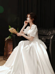 Vestido de fiesta de boda de satén blanco con mangas cortas y corte en A 