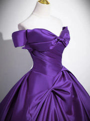 Vestido de fiesta morado de satén con hombros descubiertos y escote corazón hasta el suelo 
