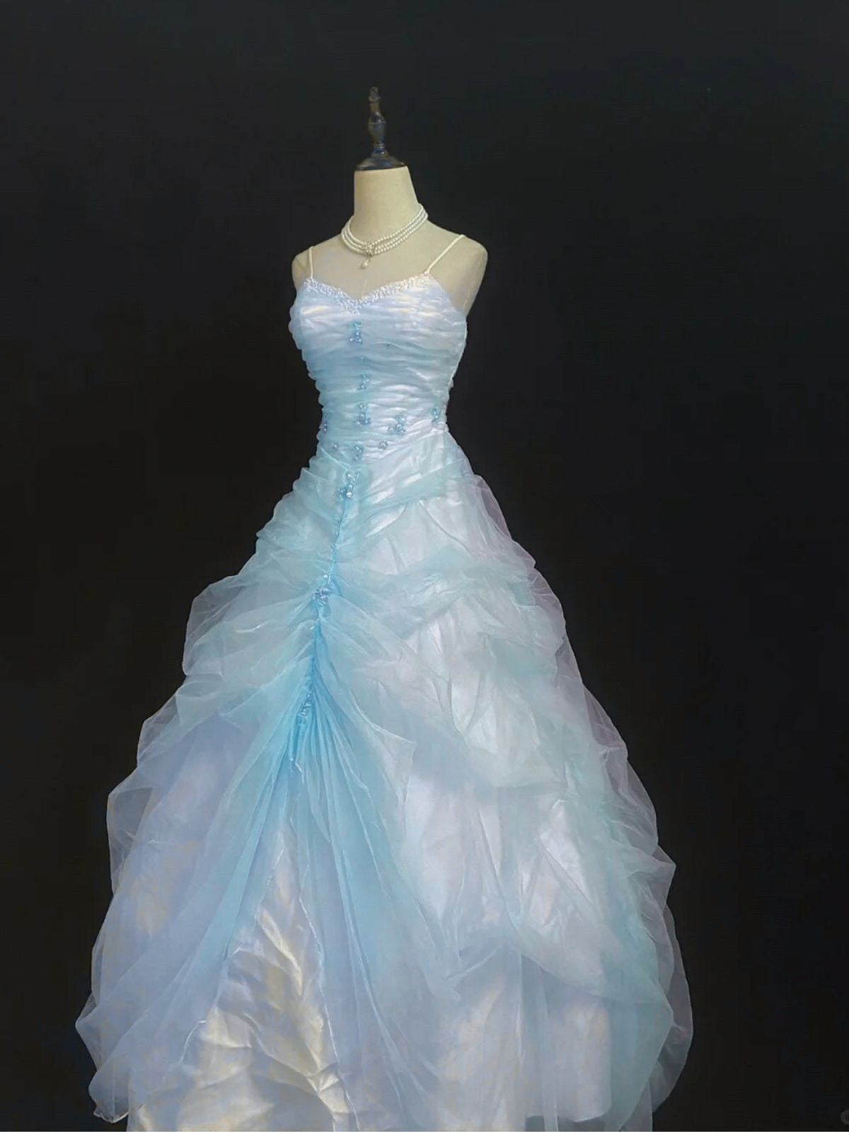 Vestido de fiesta largo azul claro con tirantes de corazón y cuentas 