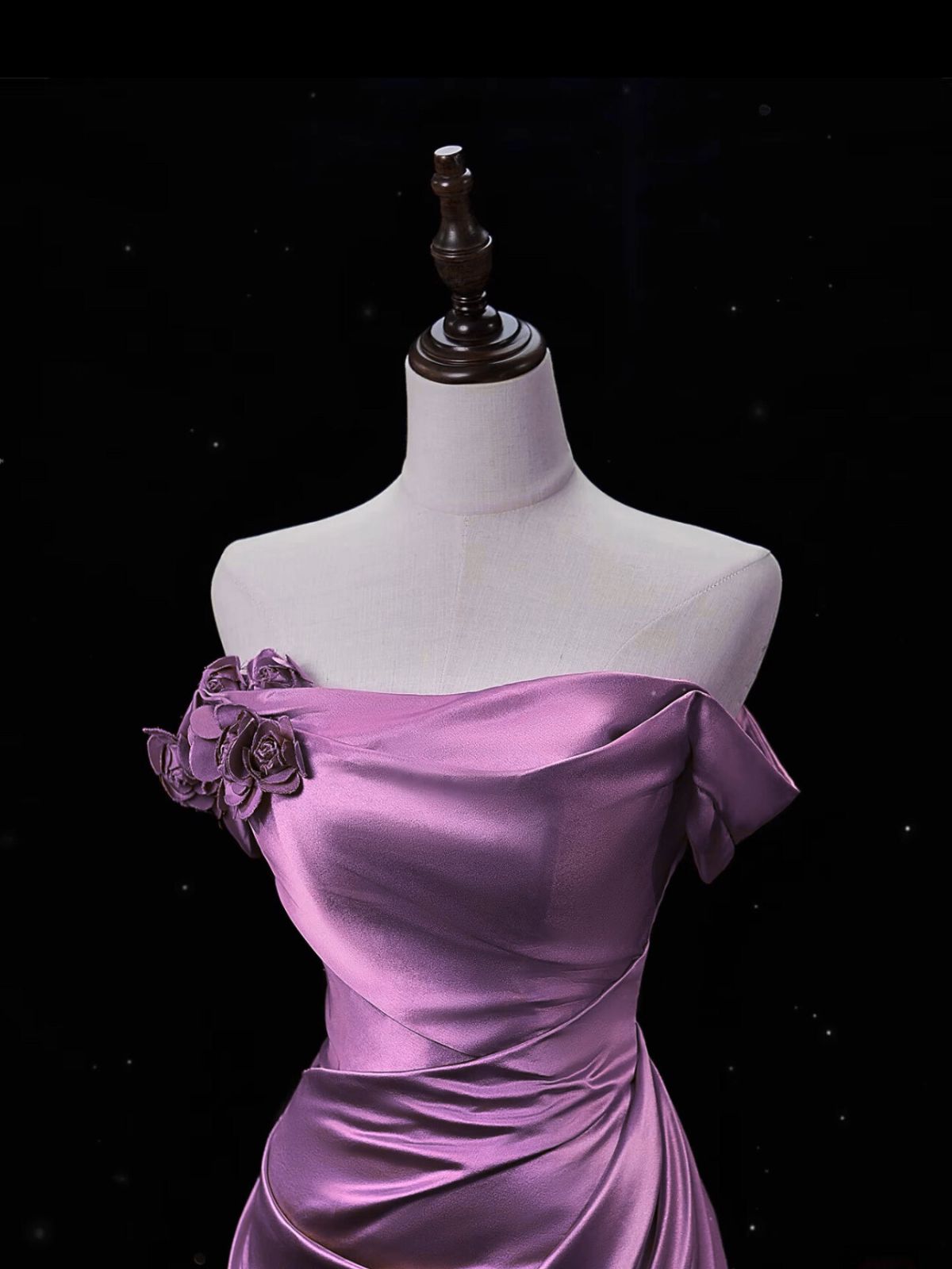 Vestido de fiesta de sirena de satén morado con hombros descubiertos y espalda baja 
