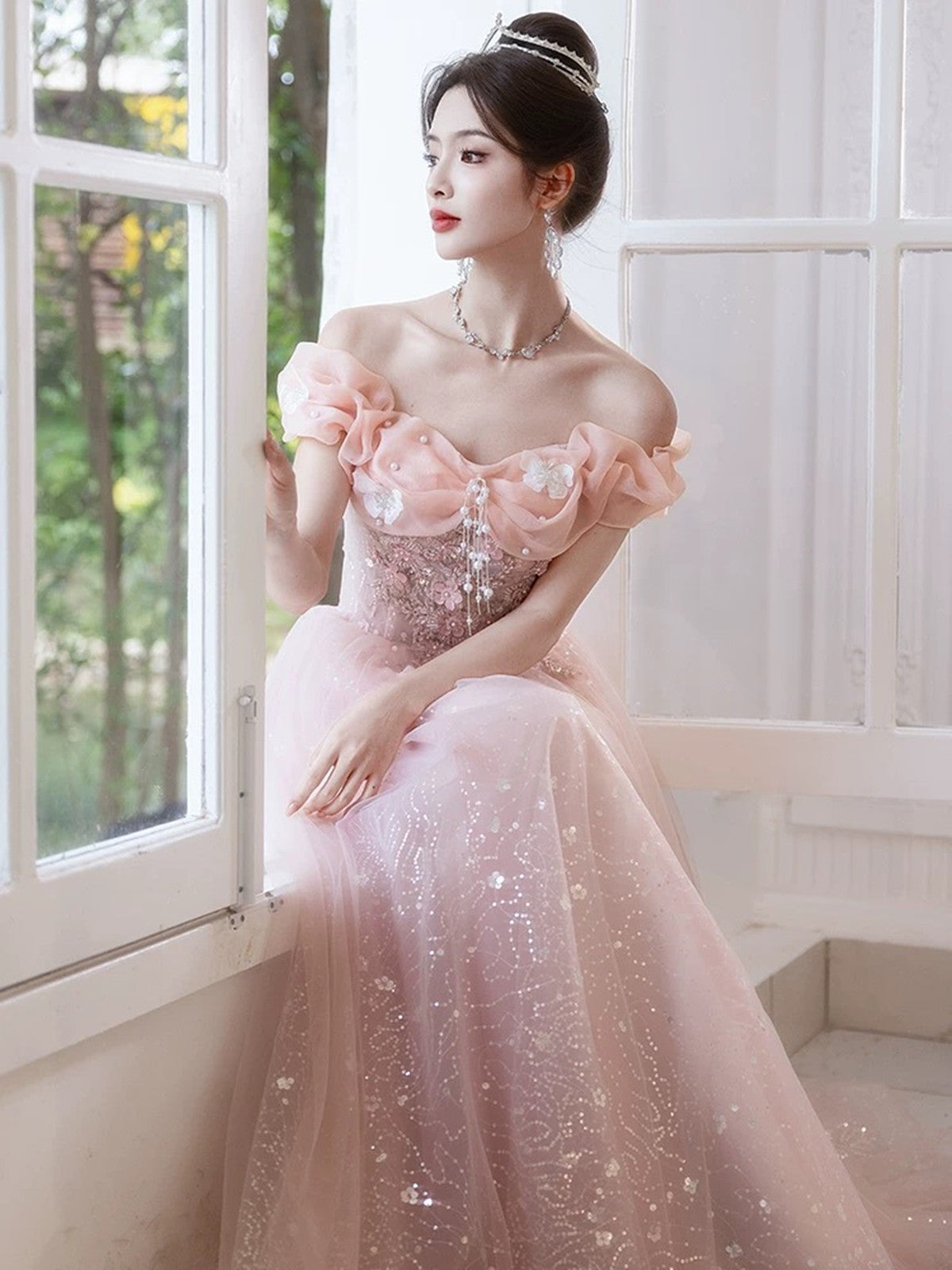 Vestido de fiesta rosa de tul con hombros descubiertos y cuentas en forma de A 