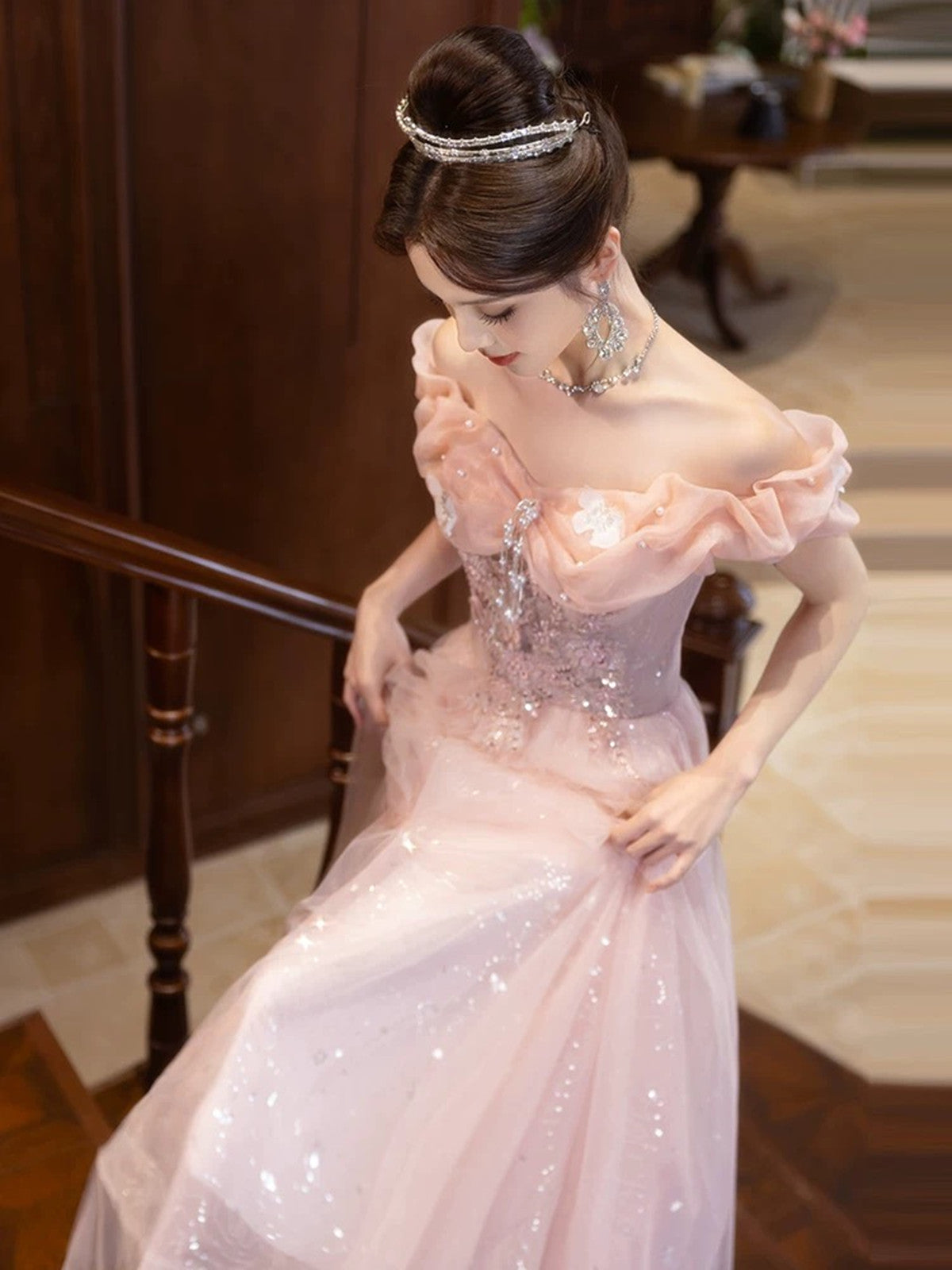 Vestido de fiesta rosa de tul con hombros descubiertos y cuentas en forma de A 