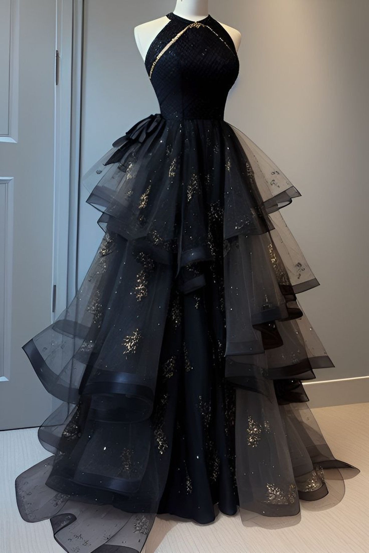 Vestido de fiesta largo de corte A con capas de tul y cuello halter negro 