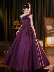 Vestido de fiesta morado de satén con corte en A y un hombro hasta el suelo 