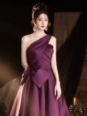Vestido de fiesta morado de satén con corte en A y un hombro hasta el suelo 
