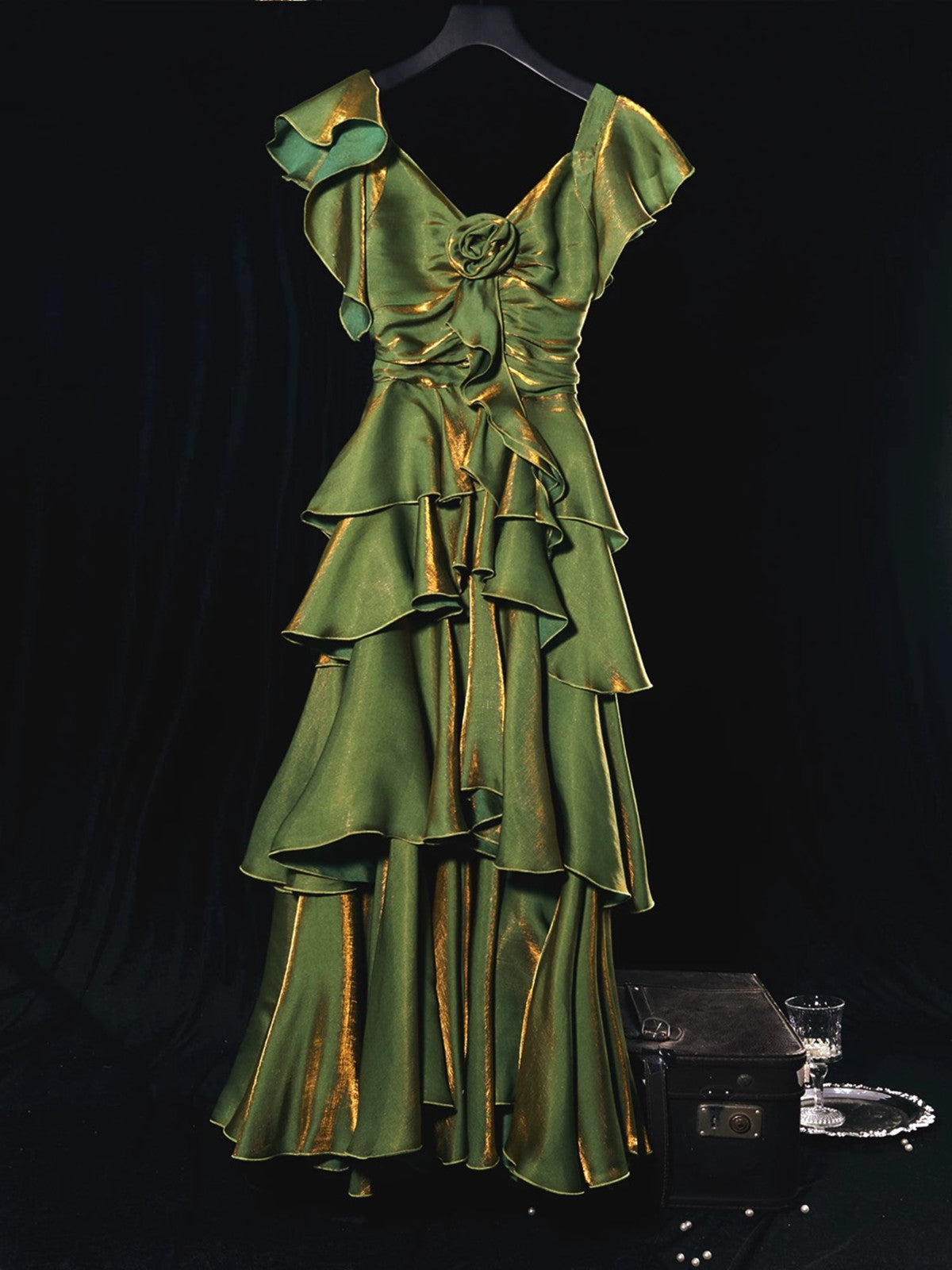 Vestido largo de fiesta de satén con mangas cortas y capas verdes 