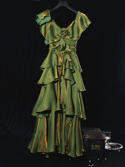 Vestido largo de fiesta de satén con mangas cortas y capas verdes 