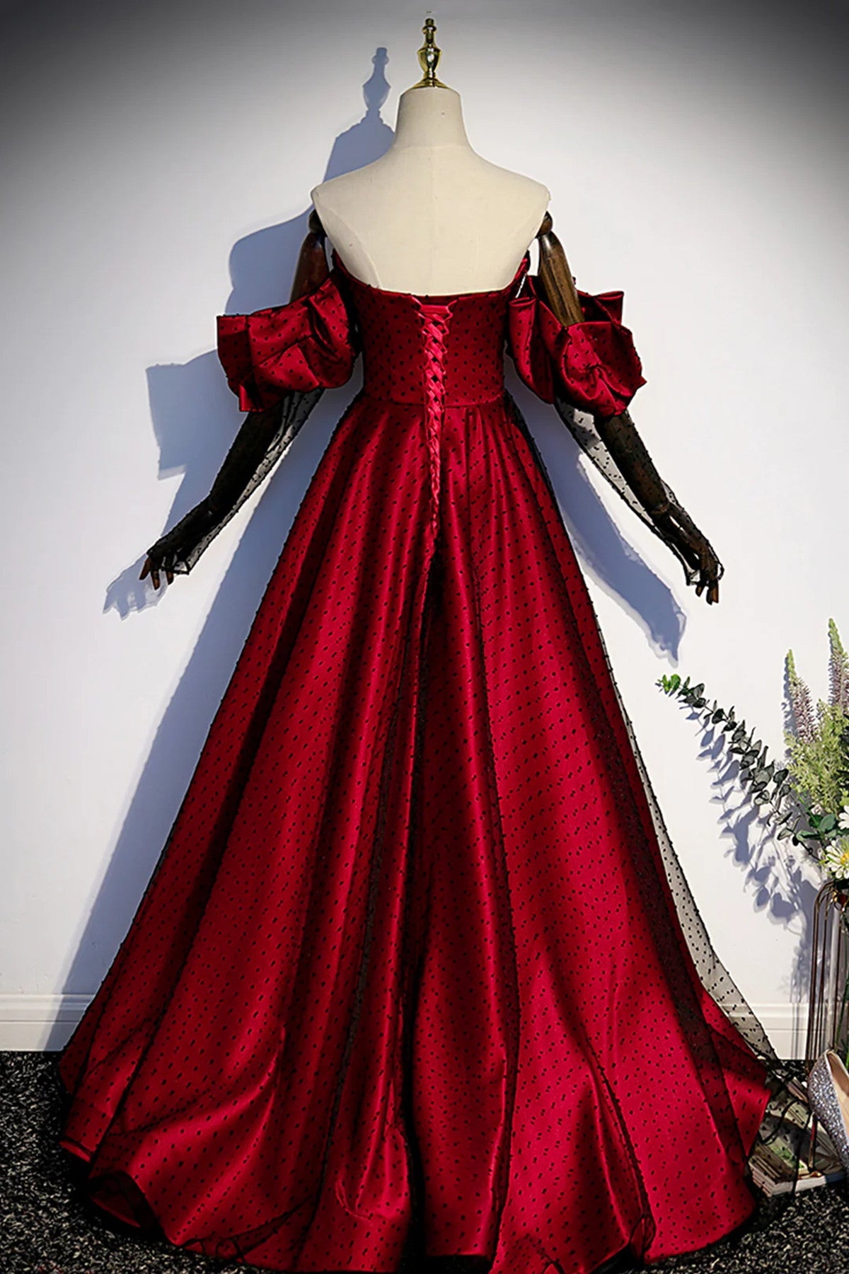 Precioso vestido de fiesta negro y rojo con escote en forma de corazón y hombros descubiertos 