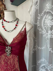 Vestido de fiesta de sirena con tirantes de encaje y cuentas en color rojo vino 