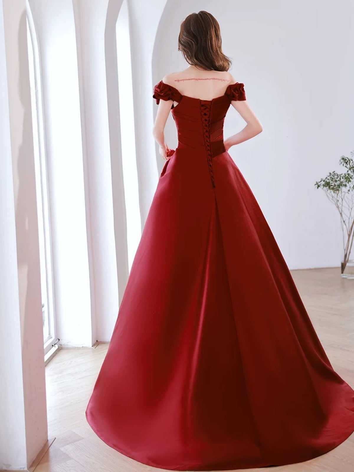 Vestido de fiesta de satén rojo vino con hombros descubiertos 