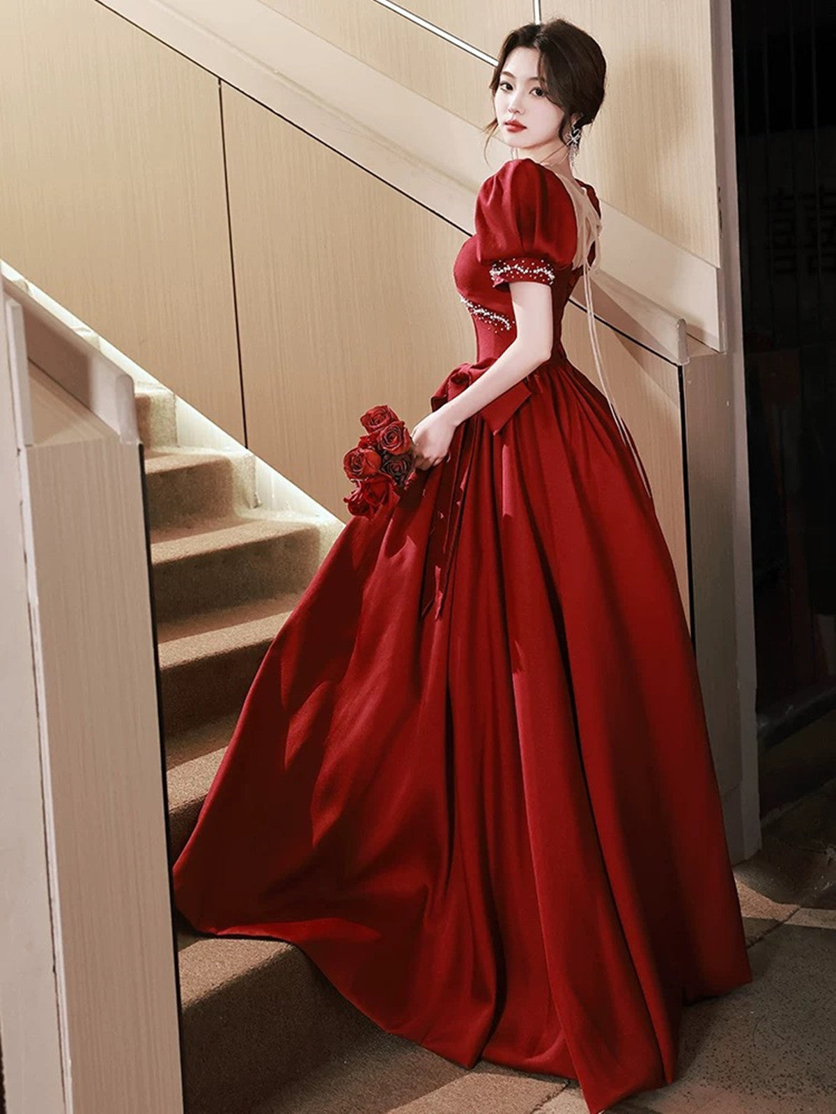 Vestido de fiesta largo de satén rojo vino con mangas cortas y perlas 