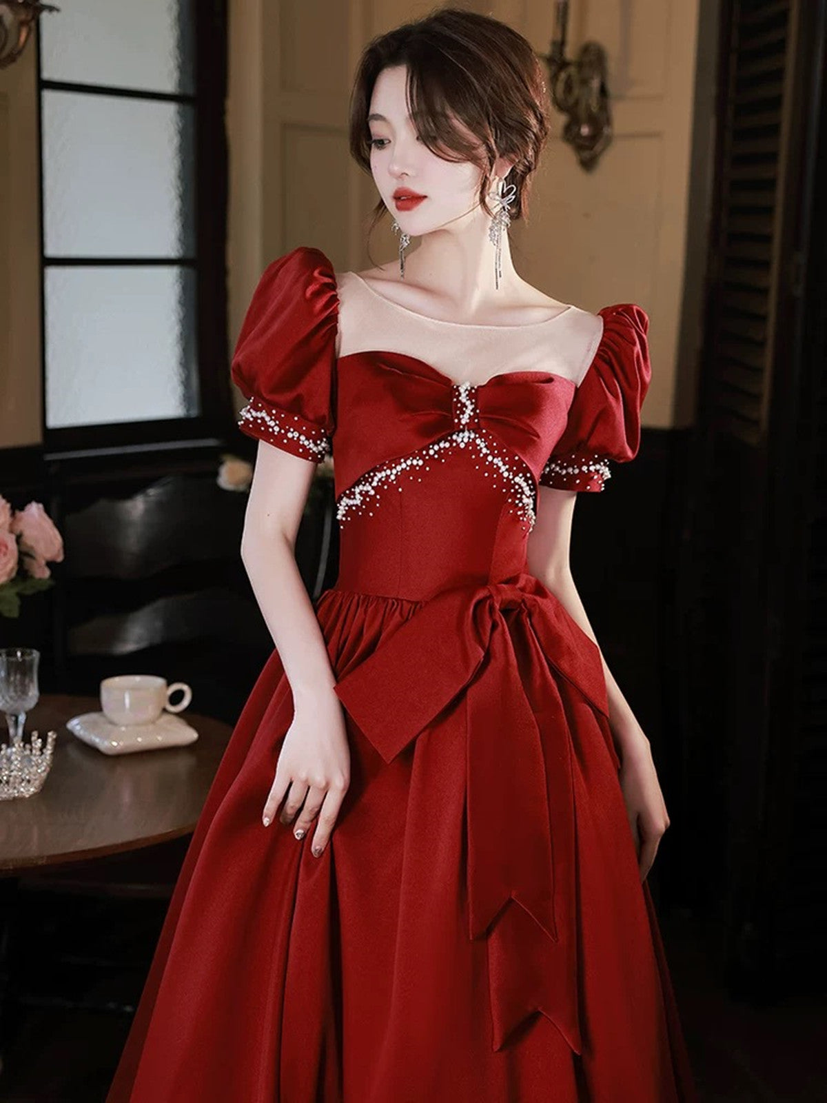 Vestido de fiesta largo de satén rojo vino con mangas cortas y perlas 
