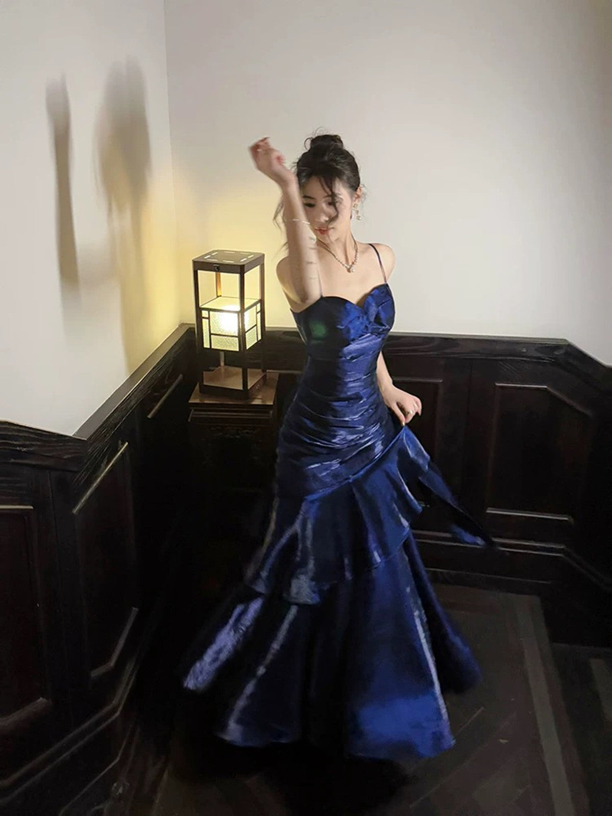 Vestido de fiesta de sirena con tirantes de corazón en azul marino 