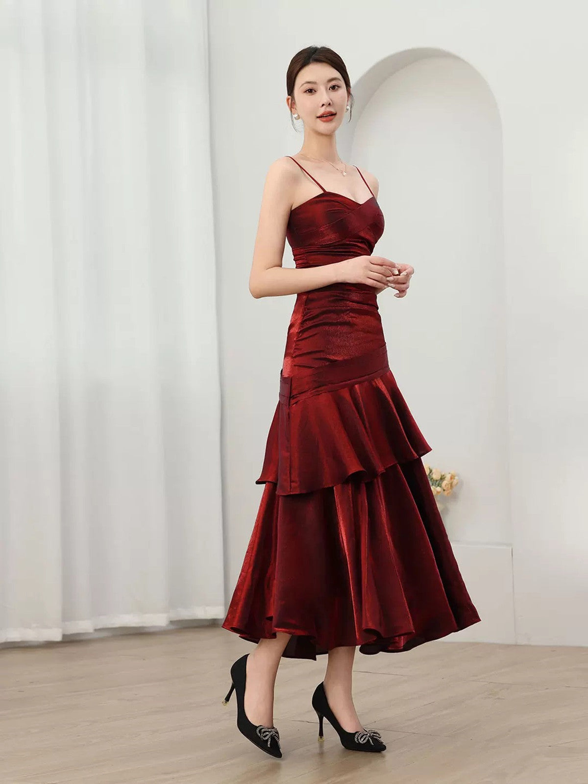 Vestido de noche largo con tirantes de sirena color rojo vino. 
