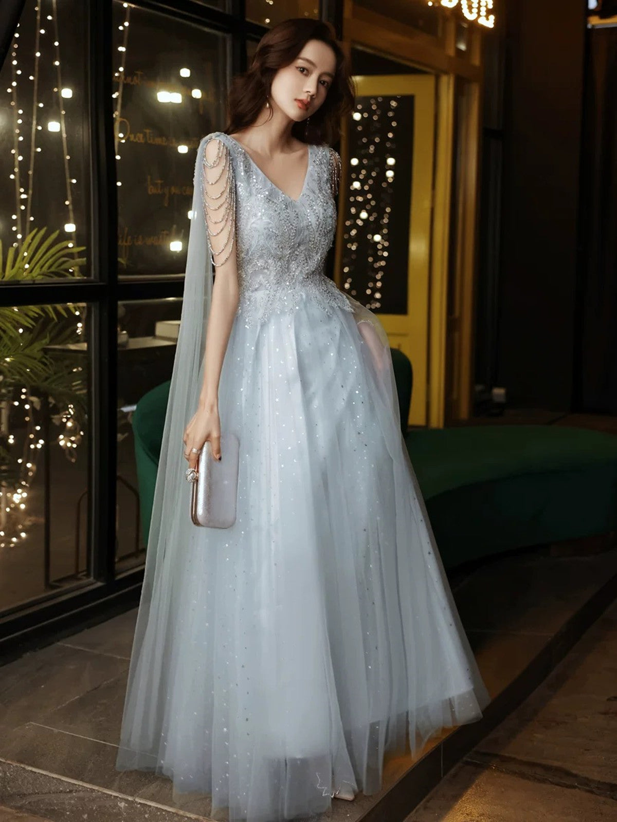 Vestido de fiesta azul claro con escote en V y cuentas hasta el suelo 
