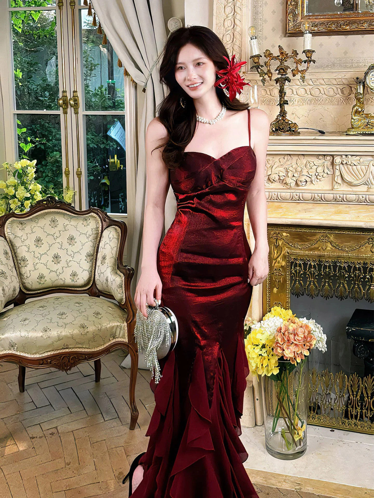 Vestido de noche largo de sirena de satén y gasa color rojo vino 