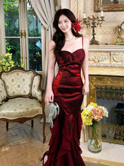 Vestido de noche largo de sirena de satén y gasa color rojo vino 