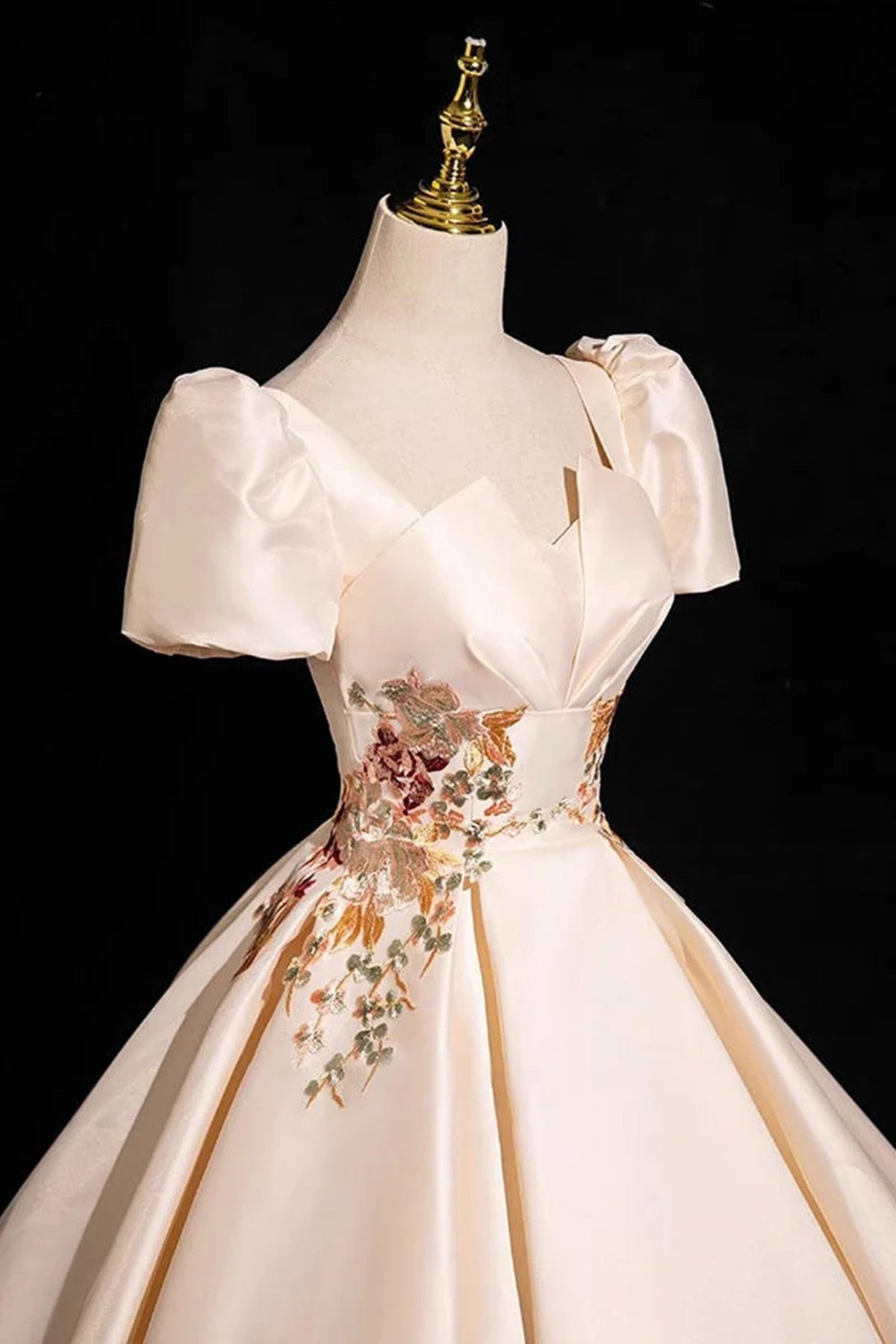 Vestido de fiesta de satén color champán con mangas cortas y corte A 
