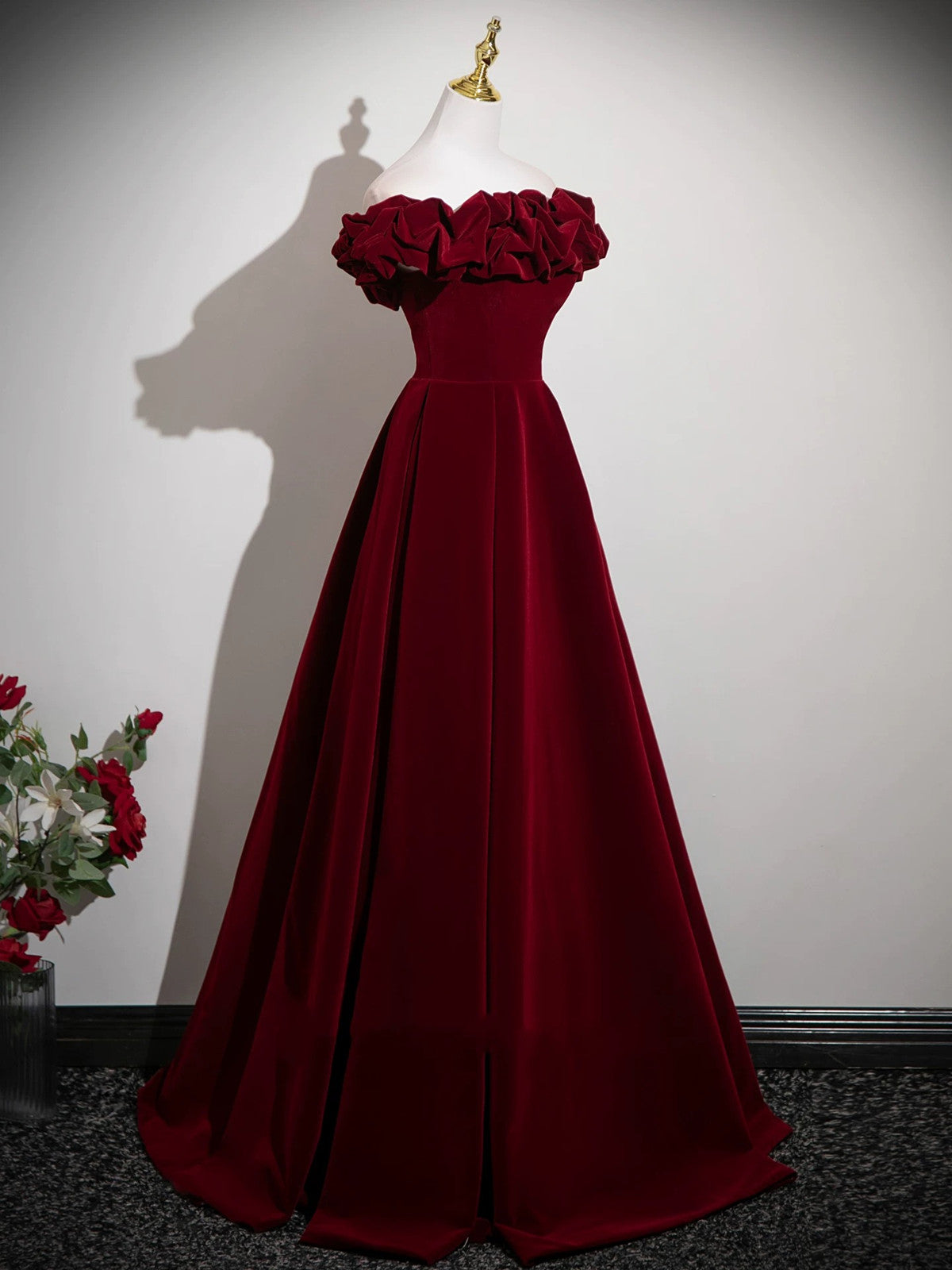 Vestido de fiesta de terciopelo rojo vino con hombros descubiertos, corte A y largo hasta el suelo 