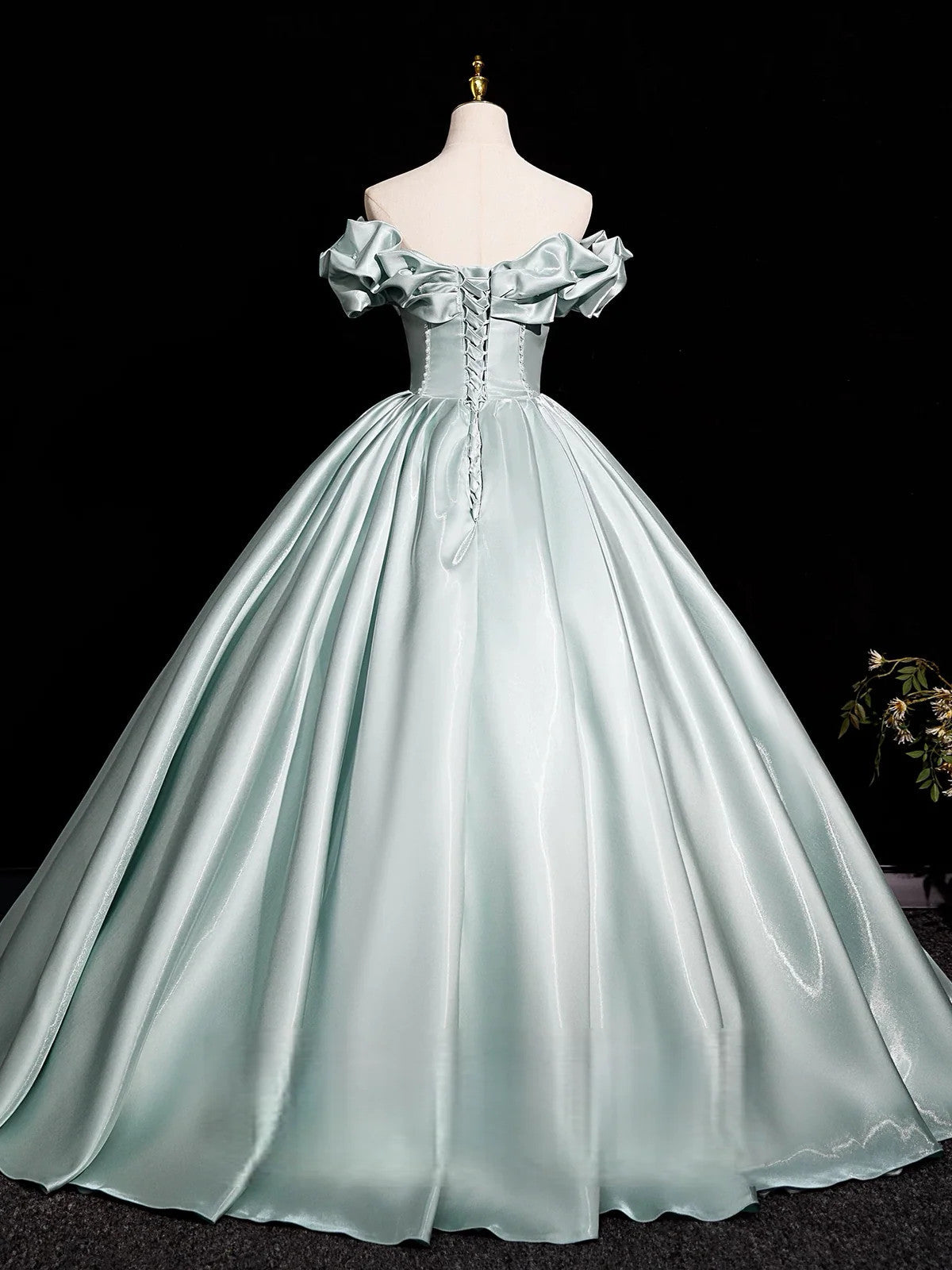 Vestido de fiesta verde satinado con hombros descubiertos, corte A y largo hasta el suelo 
