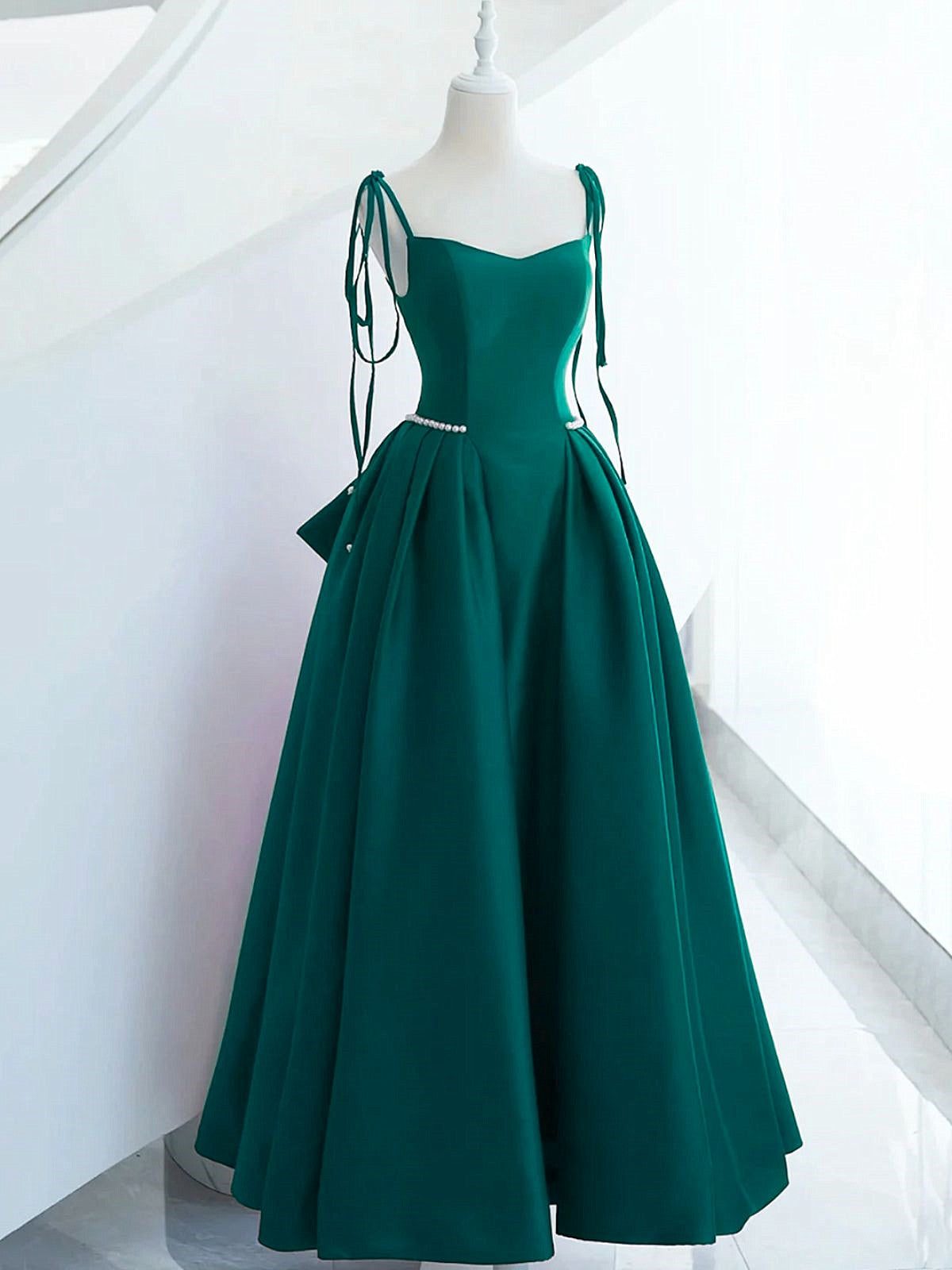 Vestido de fiesta largo de corte A con tirantes de satén verde y cuentas 