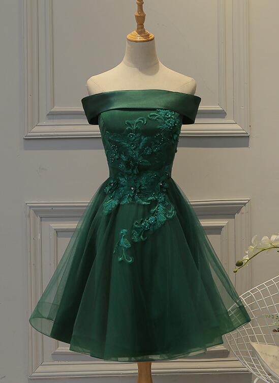 Lindo vestido de fiesta corto con hombros descubiertos en verde oscuro 