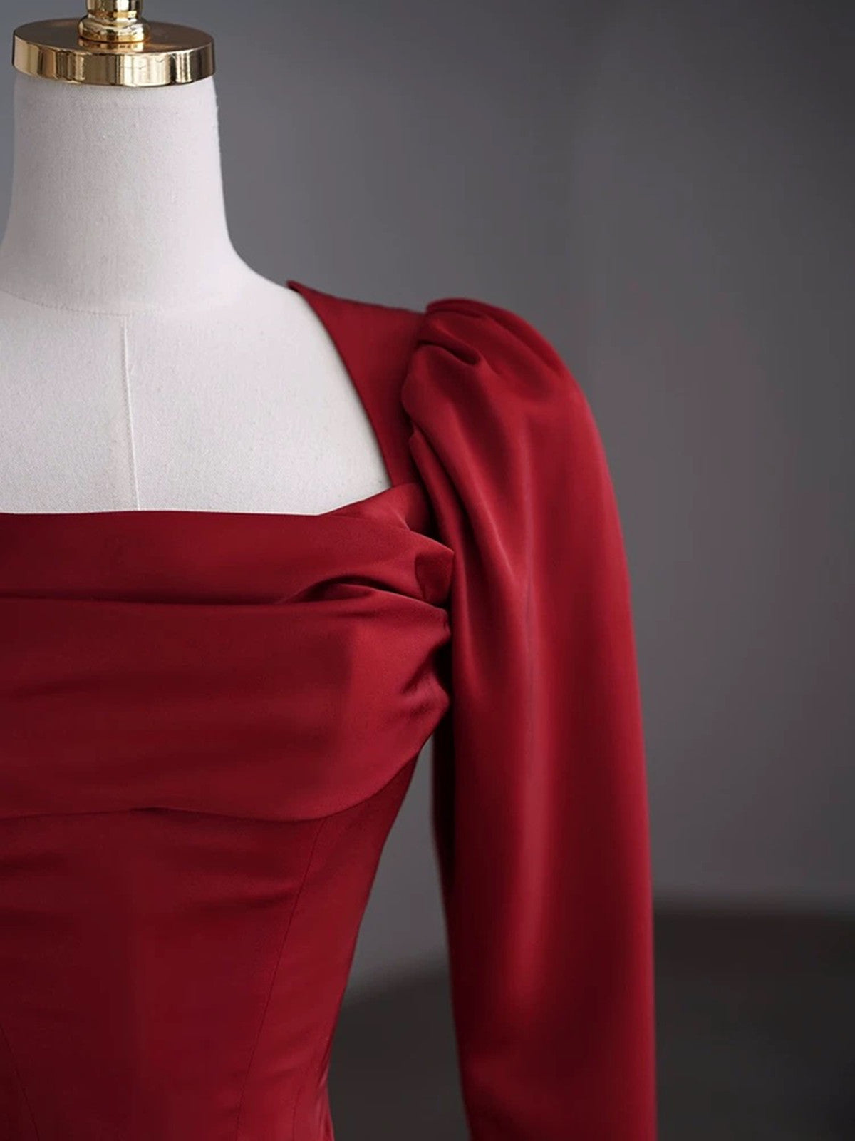 Vestido de fiesta de satén de corte A con mangas largas en color rojo vino 