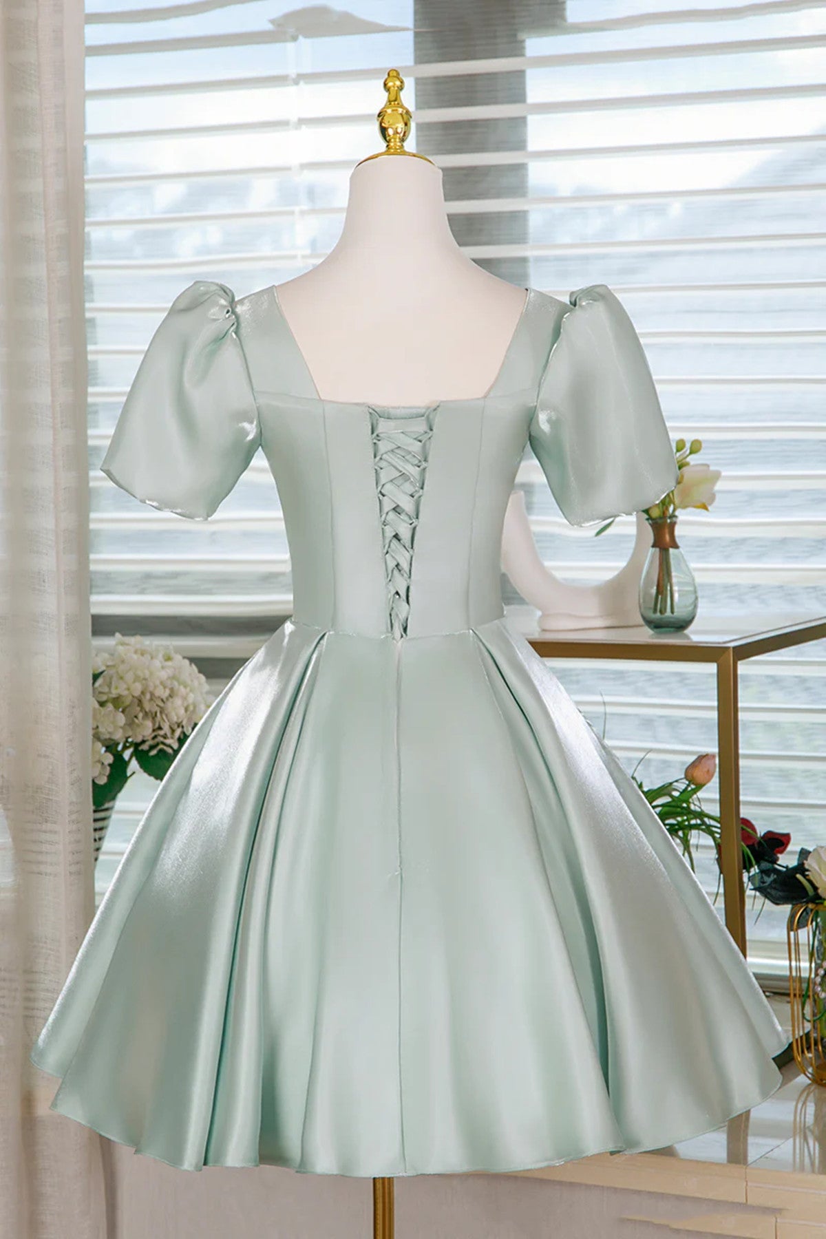 Vestido de fiesta de satén verde con corte en A y mangas cortas y flores 