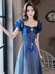 Vestido de fiesta azul de corte A con escote en forma de corazón y mangas cortas 