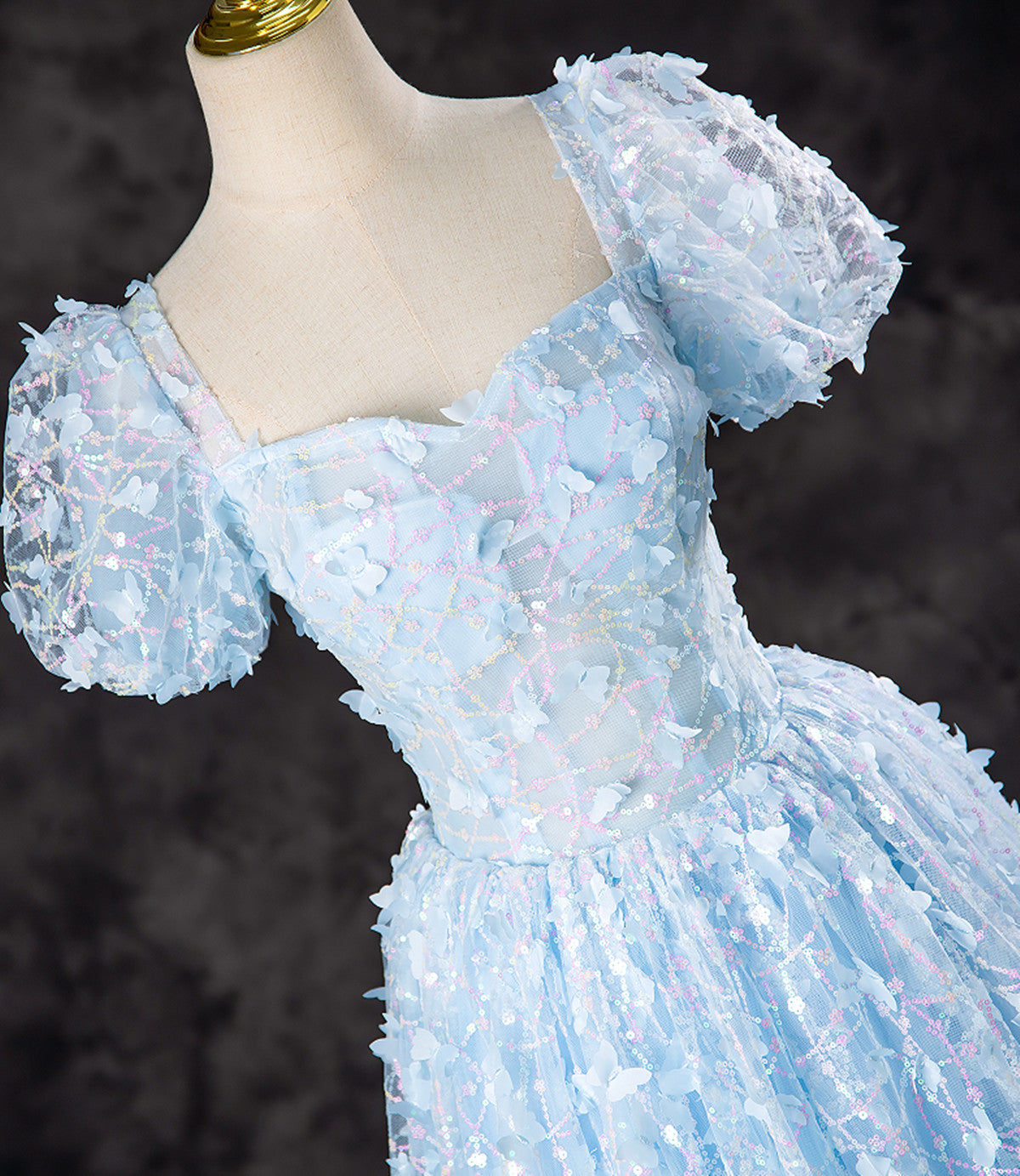 Vestido de fiesta azul claro de encaje con mangas cortas y corte A 
