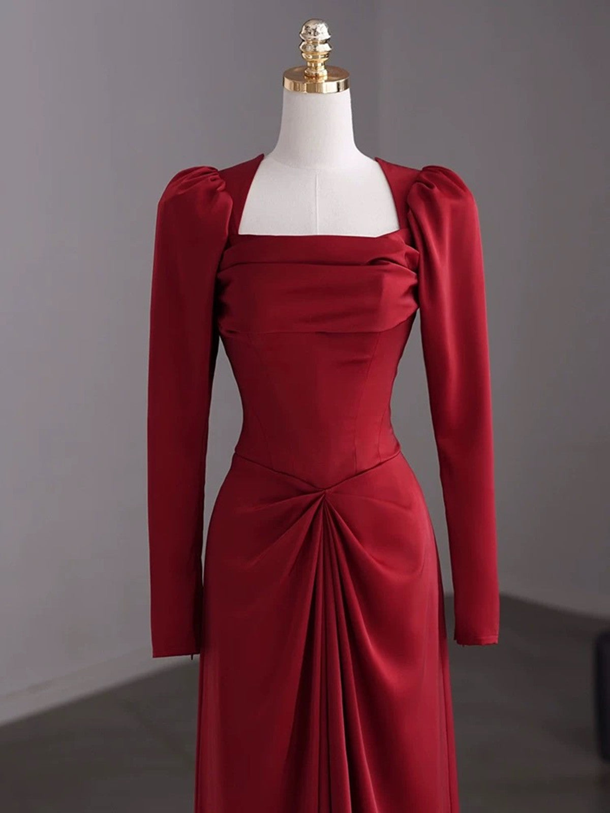 Vestido de fiesta de satén de corte A con mangas largas en color rojo vino 