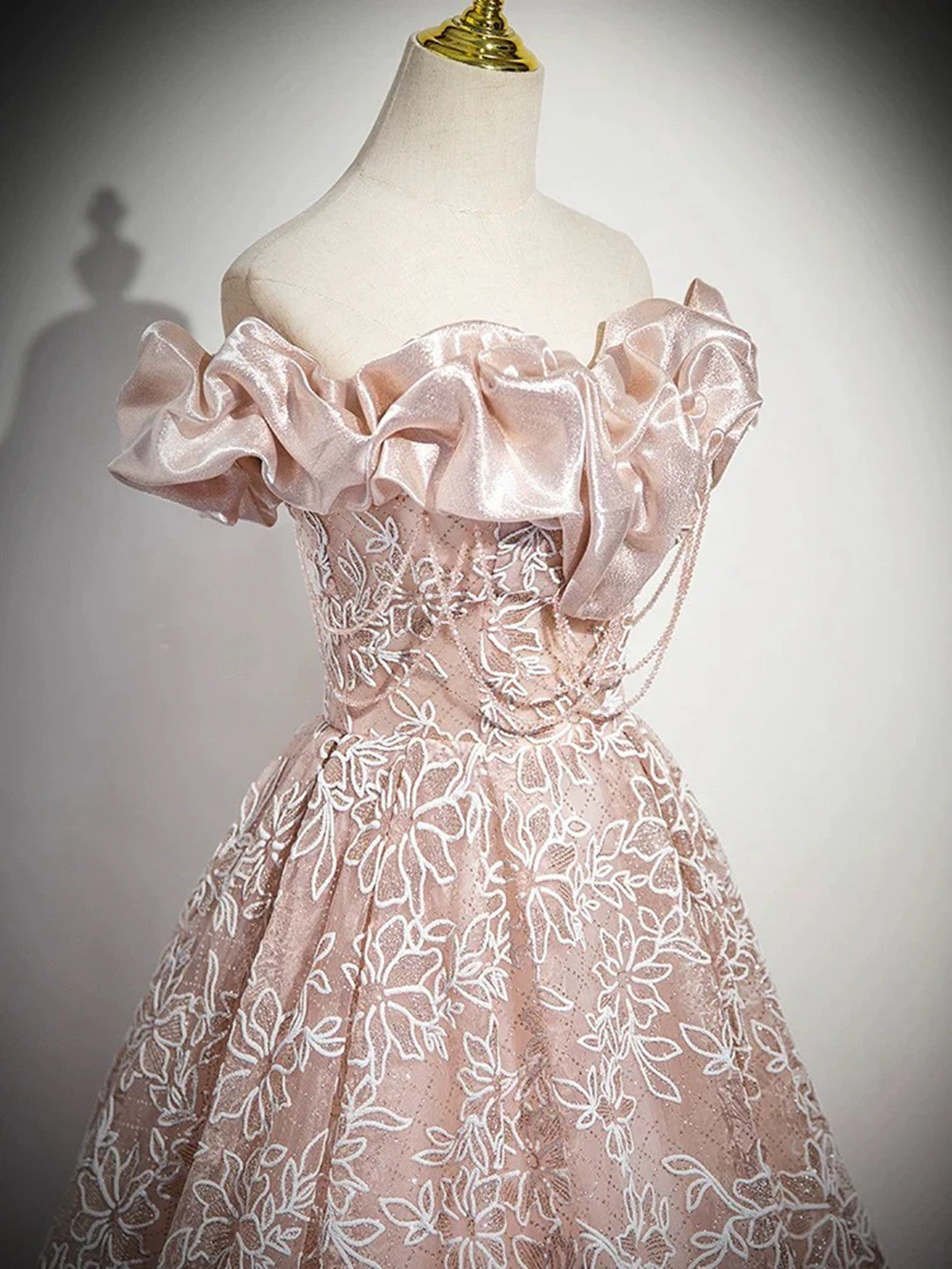 Vestido de fiesta largo de encaje rosa con hombros descubiertos y corte A 