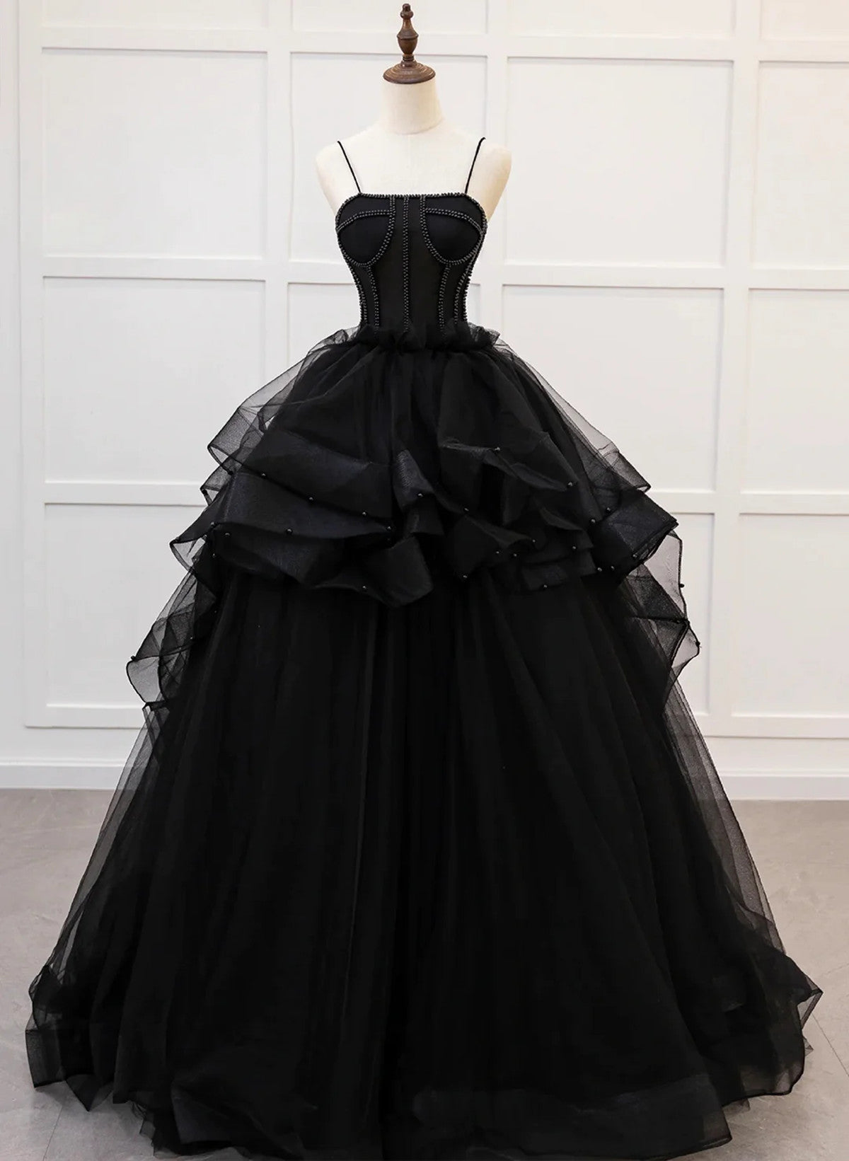 Vestido formal largo de tul con escote redondo, tirantes negros y cuentas 