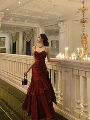 Vestido de fiesta elegante de satén con tirantes de sirena en color rojo vino 