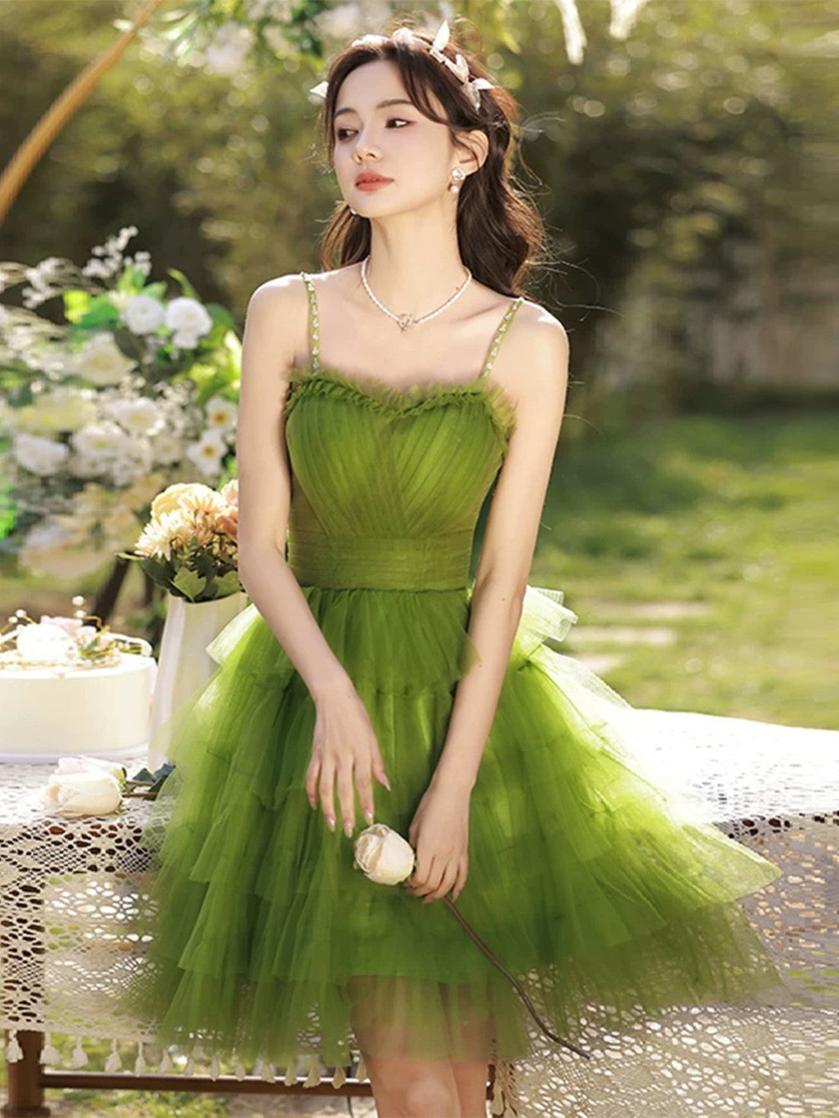 Vestido de fiesta con capas hasta la rodilla y tirantes de tul verde 