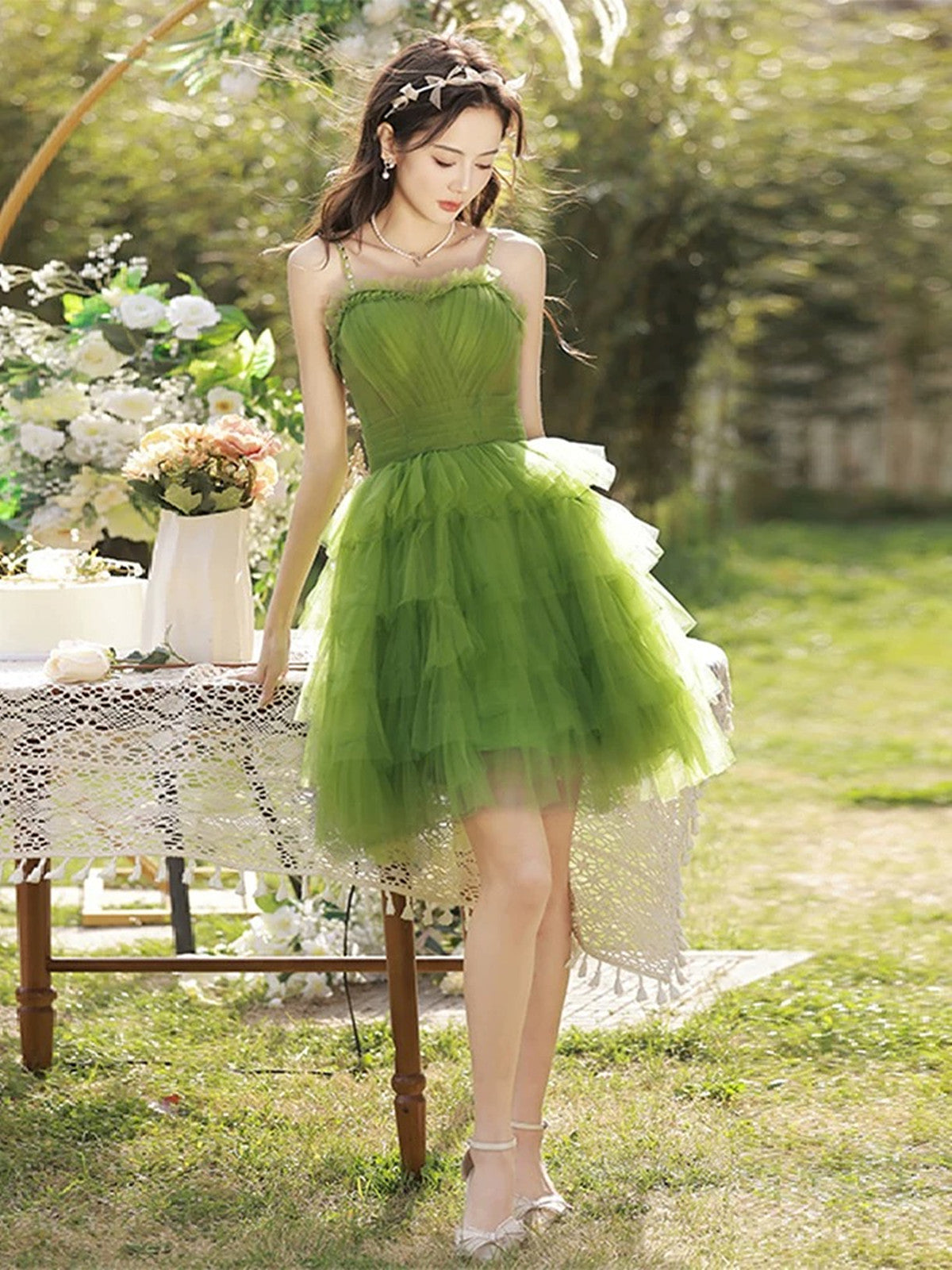 Vestido de fiesta con capas hasta la rodilla y tirantes de tul verde 