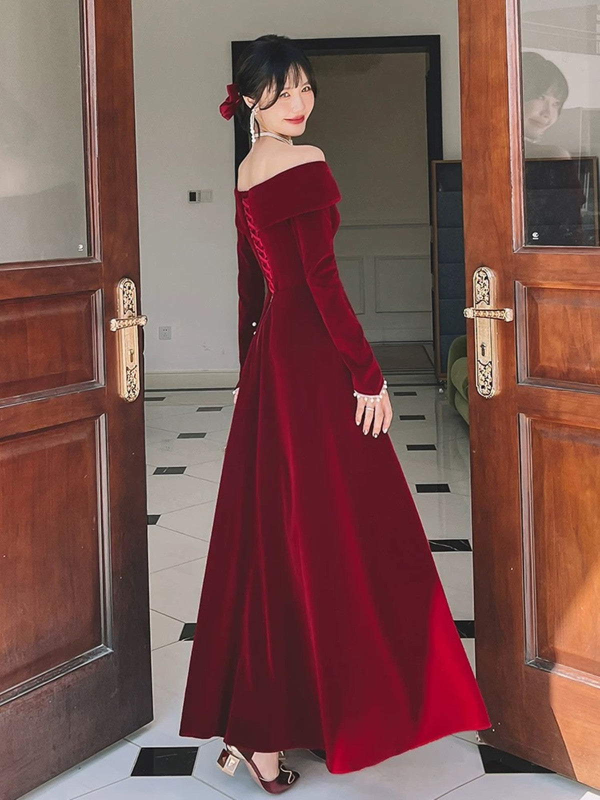 Vestido de noche de terciopelo rojo vino con mangas largas y corte A 