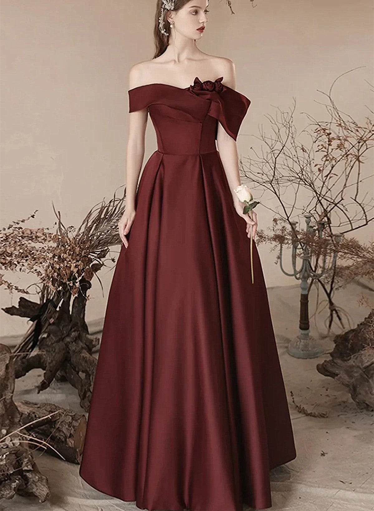 Precioso vestido de fiesta de satén burdeos con hombros descubiertos 