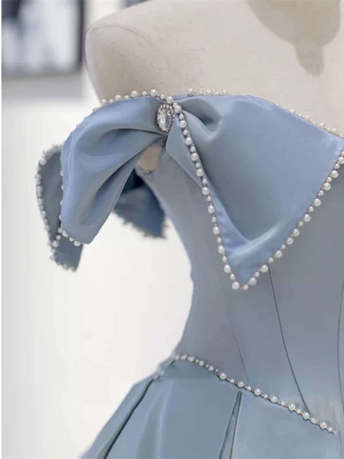 Vestido de fiesta de satén azul con cuentas y hombros descubiertos, corte A 