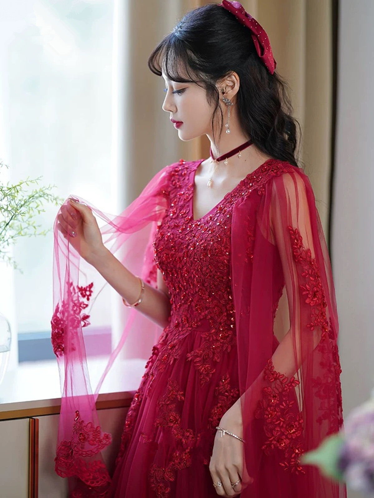 Vestido de fiesta de tul rojo vino con escote en V y apliques de encaje 