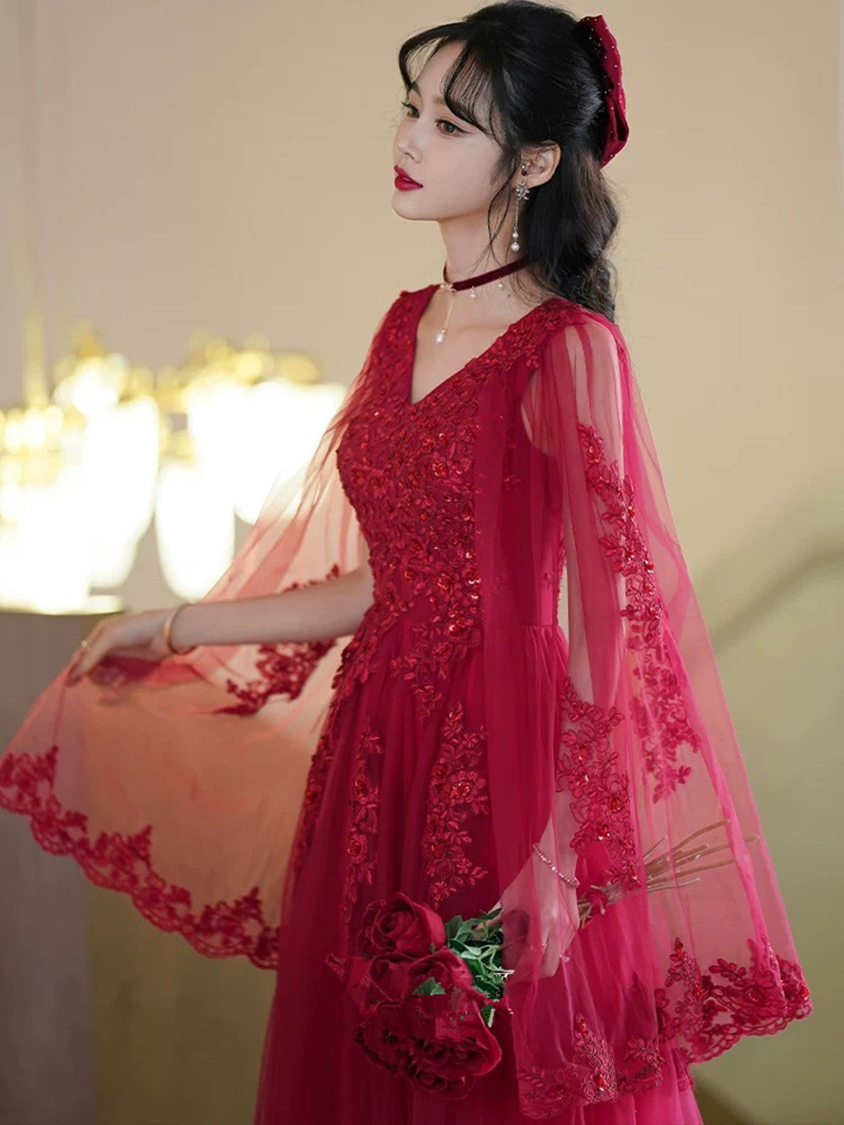 Vestido de fiesta de tul rojo vino con escote en V y apliques de encaje 