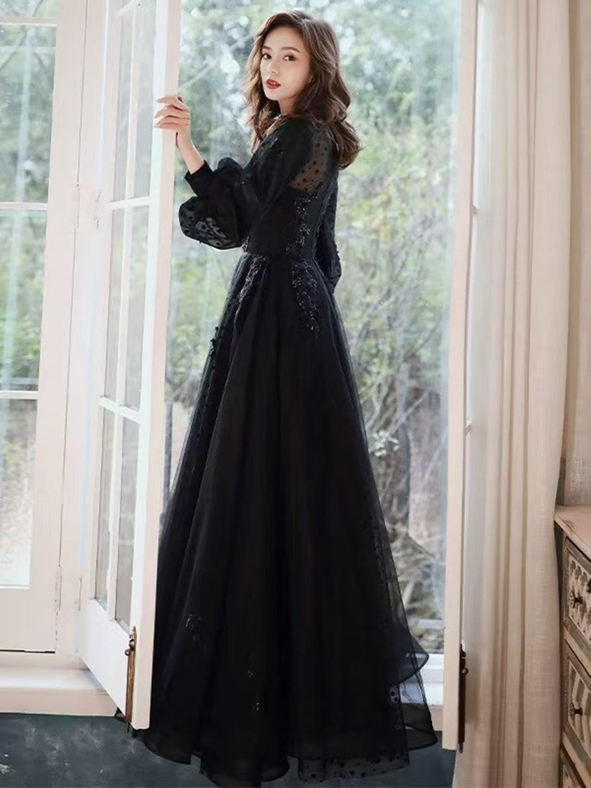 Vestido de fiesta de tul negro con mangas largas abullonadas y cuentas 