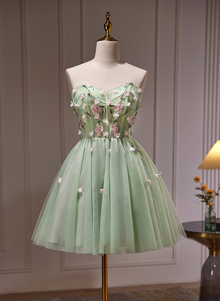 Lindo vestido de fiesta corto de tul con escote en forma de corazón 