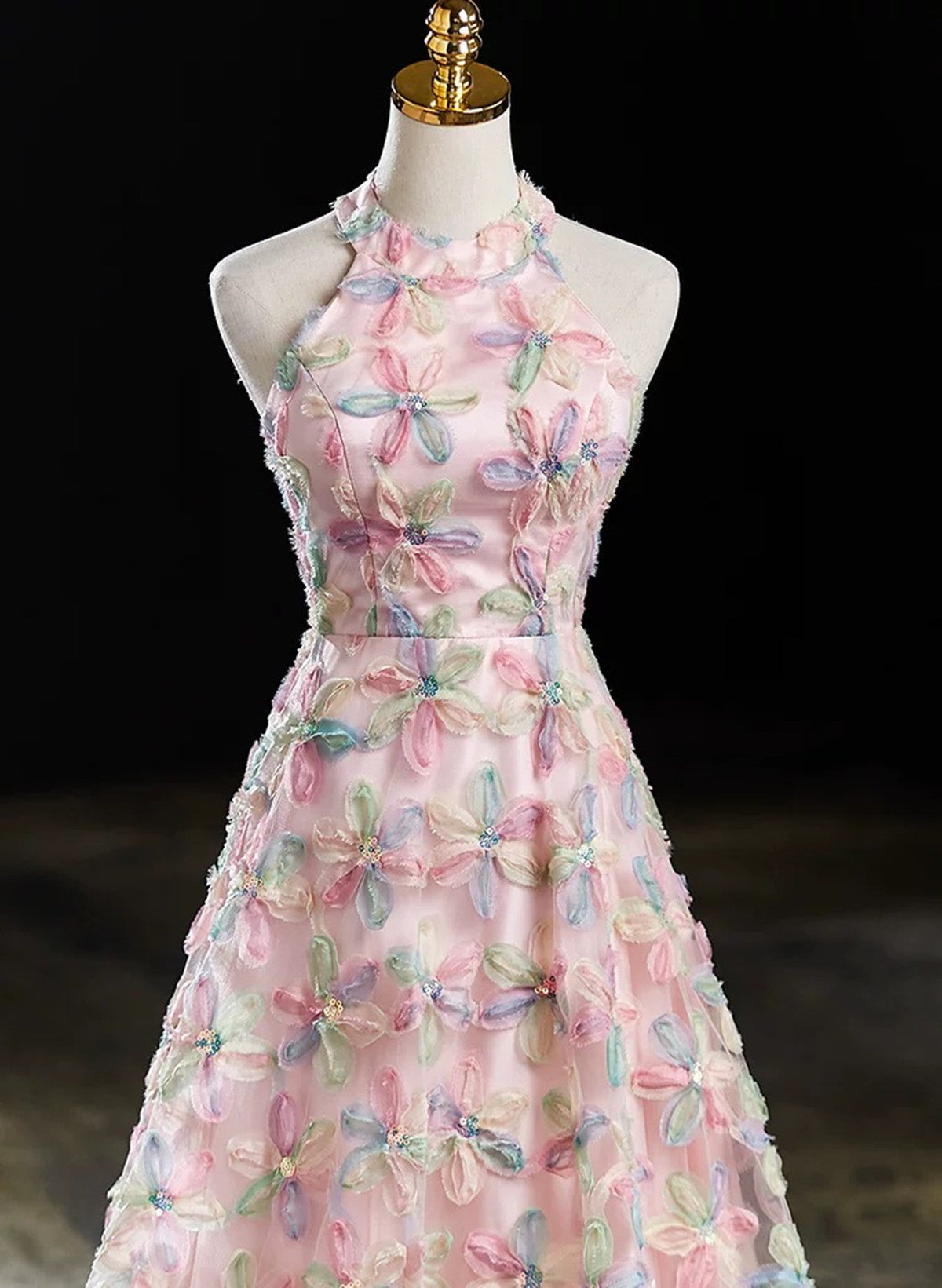 Vestido de fiesta largo con encaje floral, corte A y cuello halter en color rosa 