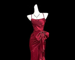 Vestido largo de fiesta con tirantes de sirena en color rojo vino 