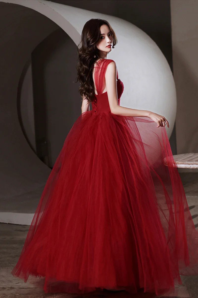 Vestido de noche largo de tul con escote en forma de corazón y cuentas en color rojo vino 