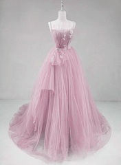 Vestido de fiesta largo elegante de tul con tirantes rosas. 
