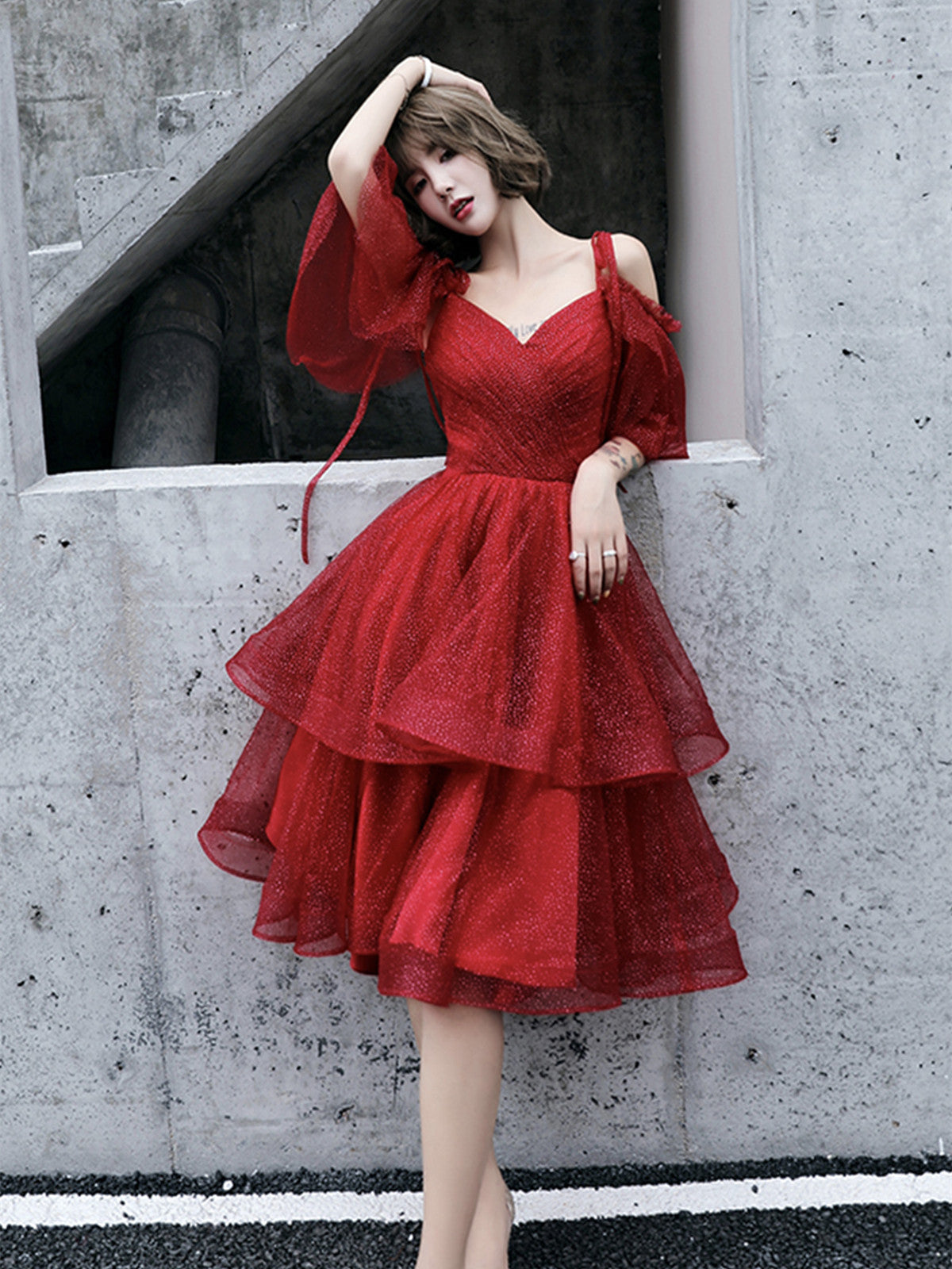 Vestido de fiesta corto con escote en V y tirantes de tul color rojo vino 