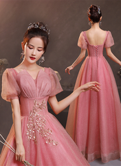 Vestido formal largo de tul con cuentas y mangas cortas en color rosa 